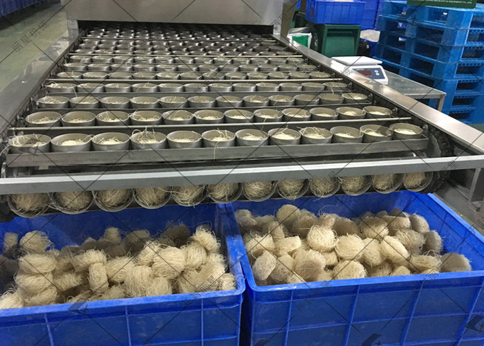 PP电子游戏酸辣粉出产线，复水功夫快不浑汤不休条