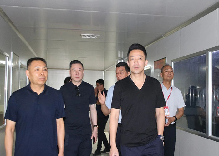 麻六记董事长汪幼菲参观PP电子游戏酸辣粉产业基地