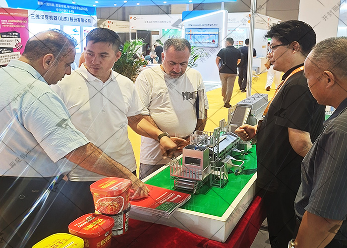 1750904798118000 展会现场.jpg