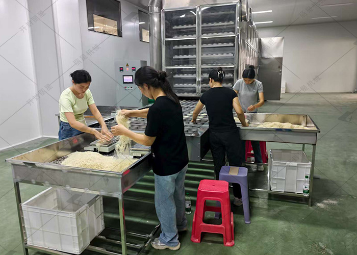 1757906383615081 方便粉丝出产线试机现场.jpg